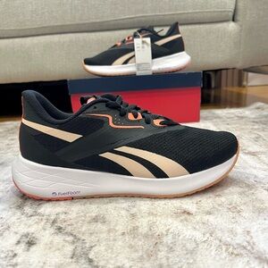NWT Women’s Reebok Shoes Size 8.5